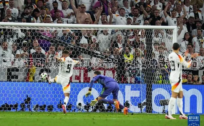 中欧体育全站app在线登录蓝色光标足球运动员转行打拳击：勇敢冲击新挑战